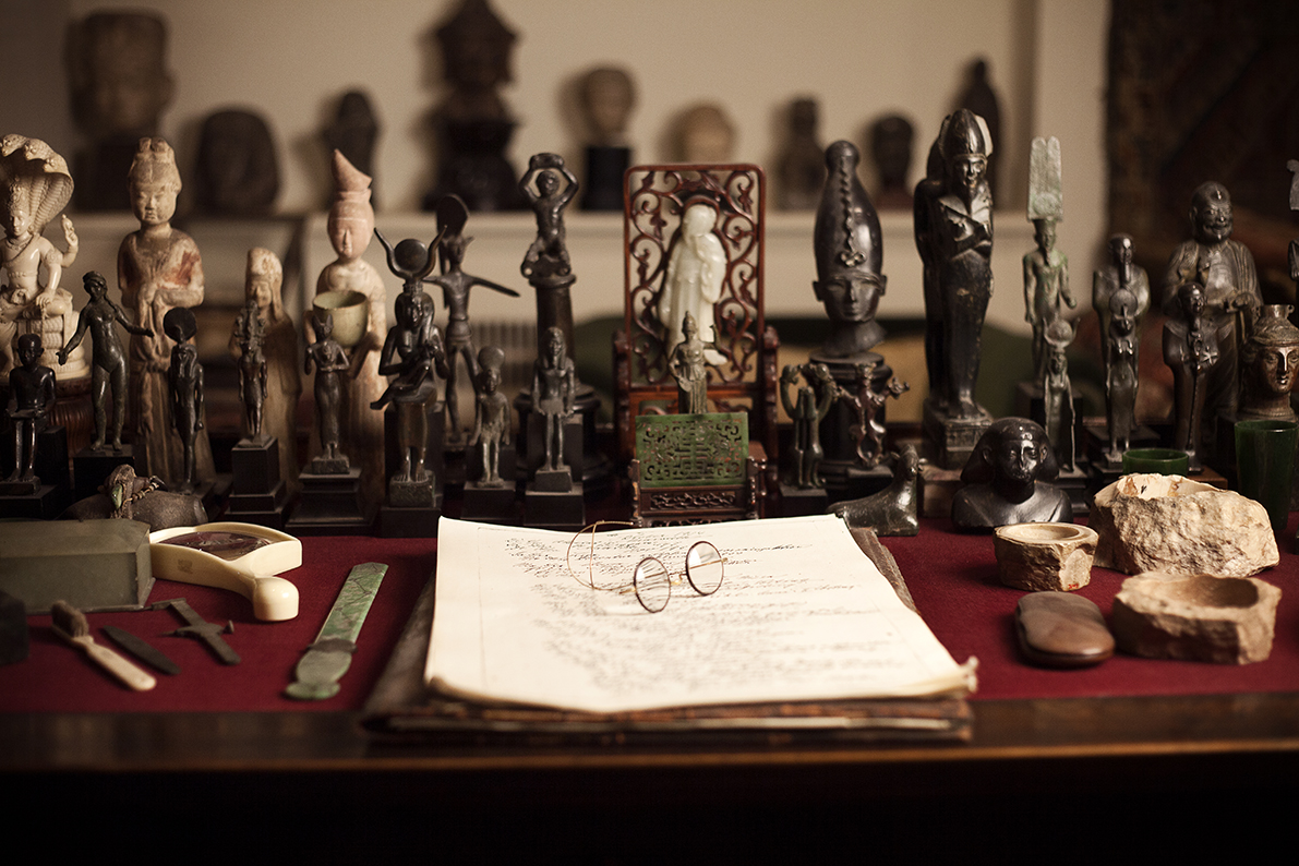 Freud's desk and glasses