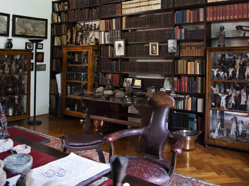 Highlights of Freud's Library -Photographs of shelves and desk in Freud's Library