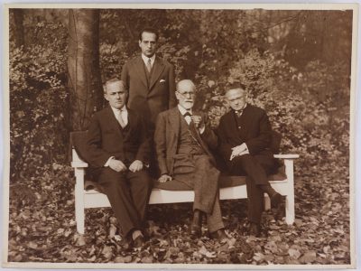 Image of Moshe Wolff, Sigmund Freud, Ernst Simmel and Michael Balint(?)