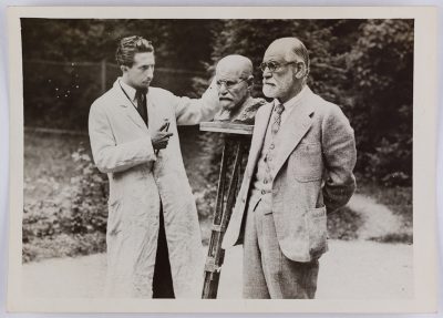 Photograph of Sigmund Freud and Oscar Nemon
