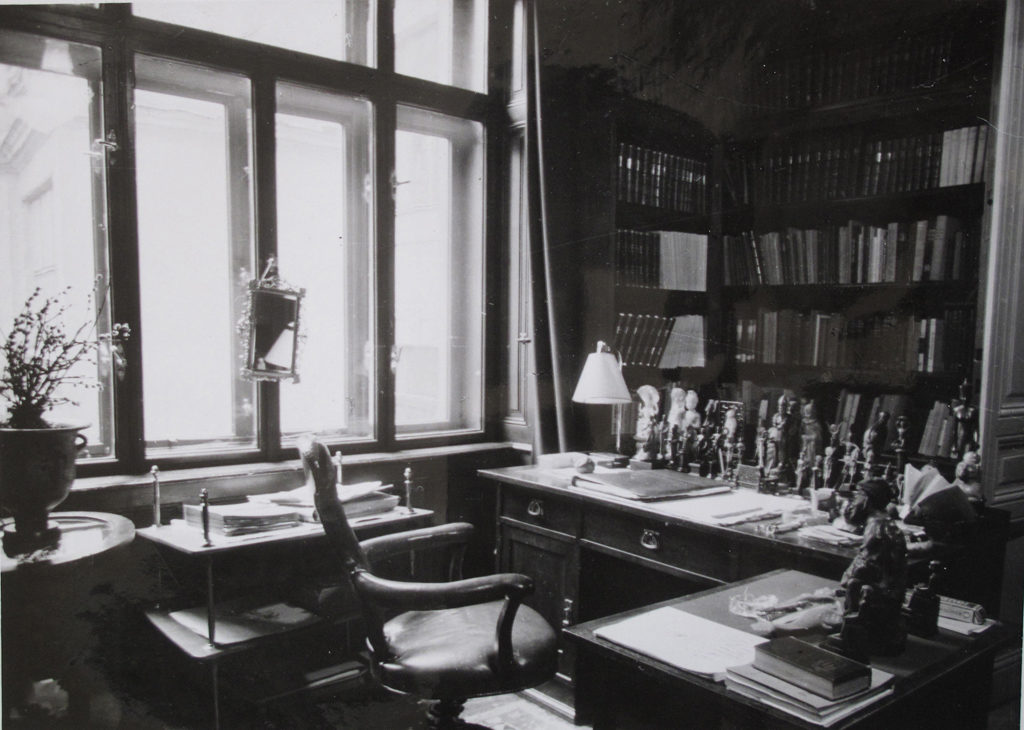 Sigmund Freud's desk in Vienna