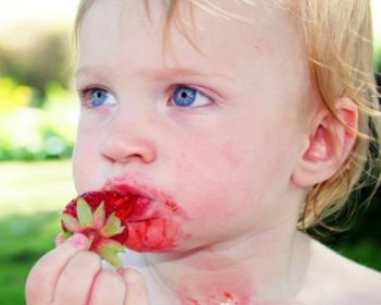 child eating strawberry e1571070857775