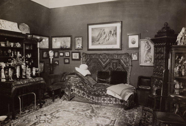 Sigmund Freud's Famous Psychoanalytic Couch - Freud Museum London