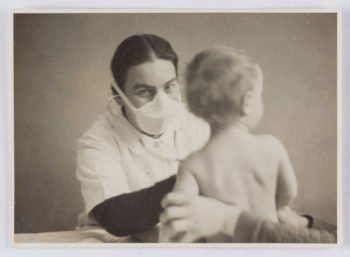 Josephine Stross with a child during an examination at the Jackson Nursery, Vienna, 1937